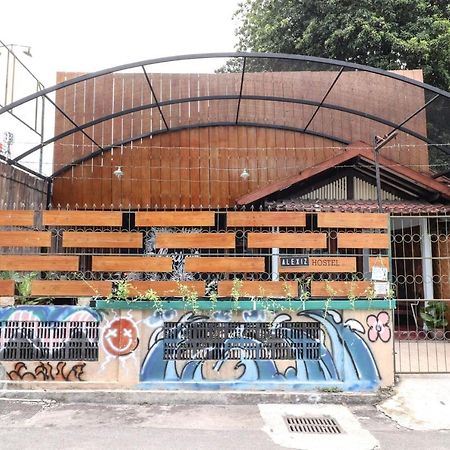 Alexiz Hostel Yogyakarta Exteriör bild